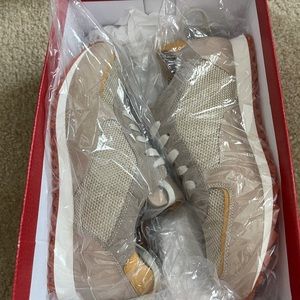 Brand new Donald J Pliner casual sneakers